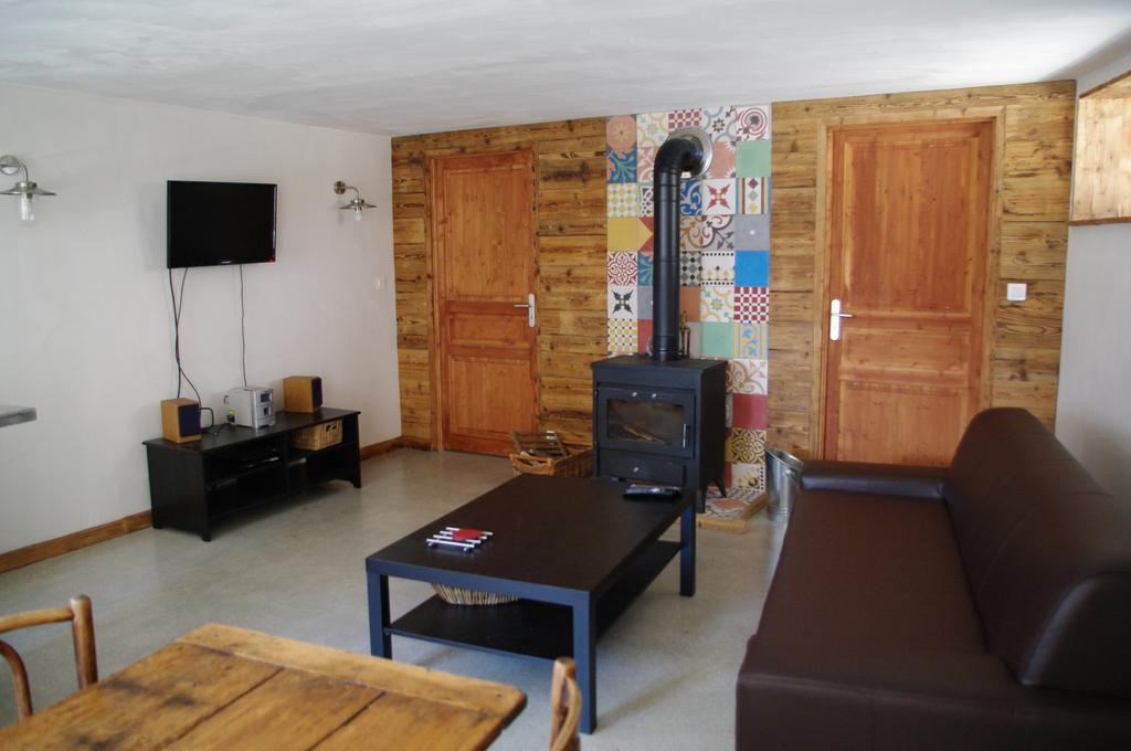 Appartement Dans Chalet De Montagne Bozel Номер фото